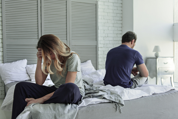 cuplul căsătorit disperat este în pat - bărbații Vărsător devin vreodată geloși deloc
