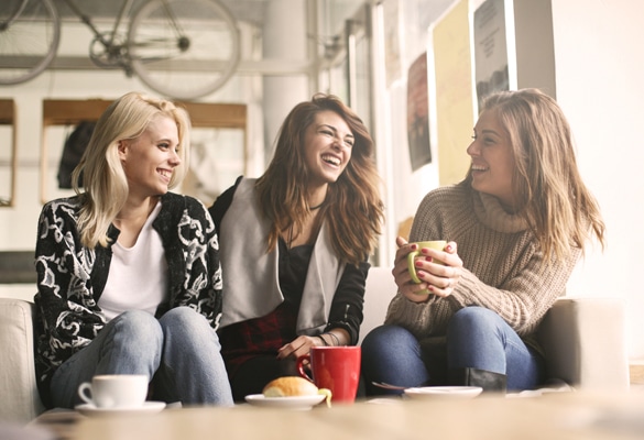 Filles s'amusant à la maison - Comment gagner le cœur d'un homme Verseau